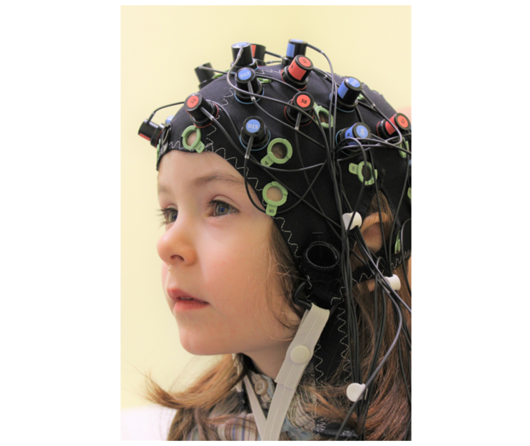 Kind mit fNIRS-Haube